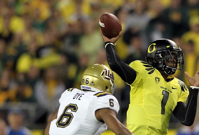 EUGENE, OR - OCTOBER 21:  Darron Thomas #1 of the Oregon Ducks throws a pass against  Tony Dye #6 of the UCLA Bruins  on October 21, 2010 at the Autzen Stadium in Eugene, Oregon.  (Photo by Jonathan Ferrey/Getty Images)