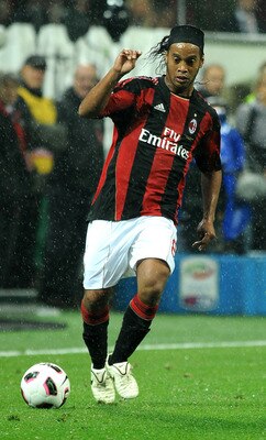 MILAN, ITALY - OCTOBER 16:  Ronaldinho of AC Milan in action during the Serie A match between AC Milan and AC Chievo Verona at Stadio Giuseppe Meazza on October 16, 2010 in Milan, Italy. (Photo by Massimo Cebrelli/Getty Images)