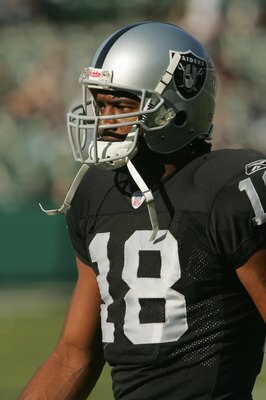 OAKLAND, CA - DECEMBER 3: Randy Moss #18 of the Oakland Raiders before the game against the Houston Texans at McAfee Coliseum on December 3, 2006 in Oakland, California. (Photo by Stephen Dunn/Getty Images)