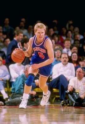 1989-1990:  Guard Steve Kerr of the Cleveland Cavaliers moves the ball during a game. Mandatory Credit: Tim de Frisco  /Allsport