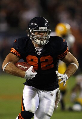 CHICAGO - SEPTEMBER 27:  Greg Olsen #82 of the Chicago Bears runs for yards after the catch against the Green Bay Packers at Soldier Field on September 27, 2010 in Chicago, Illinois.  (Photo by Jonathan Daniel/Getty Images)