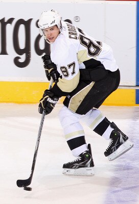 GLENDALE, AZ - NOVEMBER 06:  Sidney Crosby #87 of the Pittsburgh Penguins skates with the puck during the NHL game against the Phoenix Coyotes at Jobing.com Arena on November 6, 2010 in Glendale, Arizona.  (Photo by Christian Petersen/Getty Images)