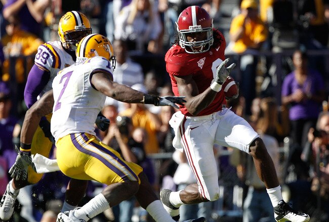 BATON ROUGE, LA - NOVEMBER 06:  Julio Jones #8 of the Alabama Crimson Tide avoids a tackle by Patrick Peterson #7 of the Louisiana State University Tigers at Tiger Stadium on November 6, 2010 in Baton Rouge, Louisiana.  The Tigers defeated the Crimson Tid
