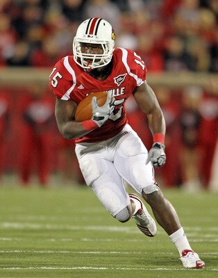LOUISVILLE, KY - OCTOBER 15:  Bilal Powell #15 of  the Louisville Cardinals runs with the ball during the Big East Conference game against the Cincinnati Bearcats at Papa John's Cardinal Stadium on October 15, 2010 in Louisville, Kentucky.  (Photo by Andy