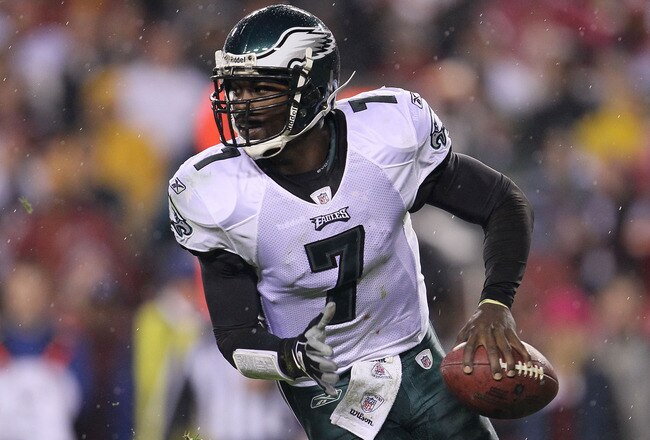 LANDOVER, MD - NOVEMBER 15:  Michael Vick #7 of the Philadelphia Eagles looks to pass against the Washington Redskins on November 15, 2010 at FedExField in Landover, Maryland.  (Photo by Chris McGrath/Getty Images)