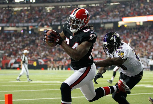 ATLANTA - NOVEMBER 11:  Roddy White #84 of the Atlanta Falcons pulls in this touchdown reception against Ed Reed #20 of the Baltimore Ravens at Georgia Dome on November 11, 2010 in Atlanta, Georgia.  (Photo by Kevin C. Cox/Getty Images)
