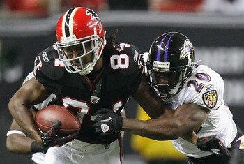 ATLANTA - NOVEMBER 11:  Roddy White #84 of the Atlanta Falcons pulls in this reception against Ed Reed #20 of the Baltimore Ravens at Georgia Dome on November 11, 2010 in Atlanta, Georgia.  (Photo by Kevin C. Cox/Getty Images)