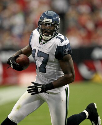 GLENDALE, AZ - NOVEMBER 14:  Wide receiver Mike Williams #17 of the Seattle Seahawks carries the ball against Arizona Cardinals at University of Phoenix Stadium on November 14, 2010 in Glendale, Arizona. Seattle won 36-18.  (Photo by Stephen Dunn/Getty Im
