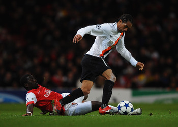 LONDON, ENGLAND - OCTOBER 19:  Alex Teixeira of Shakhtar Donetsk takes on Emmanuel Eboue of Arsenal during the UEFA Champions League Group H match between Arsenal and FC Shakhtar Donetsk at the Emirates Stadium on October 19, 2010 in London, England.  (Ph