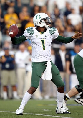 BERKELEY, CA - NOVEMBER 13:  Darron Thomas #1 of the Oregon Ducks in action against the California Golden Bears  at California Memorial Stadium on November 13, 2010 in Berkeley, California.  (Photo by Ezra Shaw/Getty Images)
