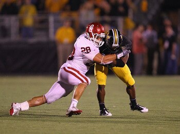 COLUMBIA, MO - OCTOBER 23: Travis Lewis #28 of the Oklahoma Sooners in action against the Missouri Tigers at Faurot Field/Memorial Stadium on October 23, 2010 in Columbia, Missouri.  The Tigers beat the Sooners 36-27.  (Photo by Dilip Vishwanat/Getty Imag
