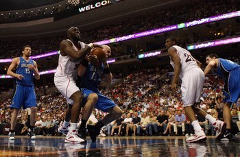 PHILADELPHIA - APRIL 26:  Reggie Evans #33 of the Philadelphia 76ers battles for the ball against Marcin Gortat #13 of the Orlando Magic during Game Four of the Eastern Conference Quarterfinals during the 2009 NBA Playoffs at the Wachovia Center on April