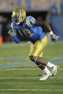 PASADENA, CA - SEPTEMBER 18:  Linebacker Akeem Ayers #10 of the UCLA Bruins in the game with the Houston Cougars at the Rose Bowl on September 18, 2010 in Pasadena, California.  UCLA won 31-13.  (Photo by Stephen Dunn/Getty Images)