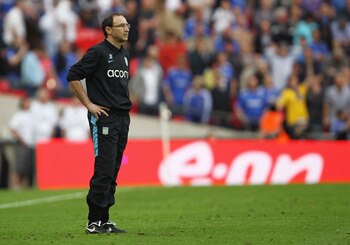 LONDON, ENGLAND - APRIL 10:  Aston Villa manager Martin O'Neill looks dejected as he watches his team lose in the FA Cup sponsored by E.ON Semi Final match between Aston Villa and Chelsea at Wembley Stadium on April 10, 2010 in London, England.  (Photo by