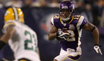 MINNEAPOLIS - NOVEMBER 21: Percy Harvin #12 of the Minnesota Vikings carries the ball after making a catch against the Green Bay Packers at the Hubert H. Humphrey Metrodome on November 21, 2010 in Minneapolis, Minnesota.  (Photo by Matthew Stockman/Getty