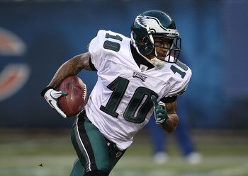 CHICAGO - NOVEMBER 28: DeSean Jackson #10 of the Philadelphia Eagles returns a kick against the Chicago Bears at Soldier Field on November 28, 2010 in Chicago, Illinois. The Bears defeated the Eagles 31-26. (Photo by Jonathan Daniel/Getty Images)