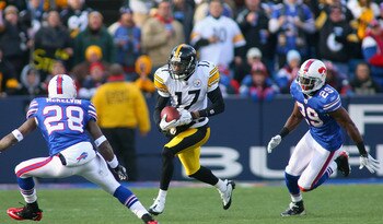 ORCHARD PARK, NY - NOVEMBER 28: Mike Wallace #17 of the Pittsburgh Steelers runs between Leodis McKelvin #28 and Drayton Florence #29 of the Buffalo Bills  at Ralph Wilson Stadium at Ralph Wilson Stadium on November 28, 2010 in Orchard Park, New York. Pit