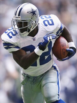 IRVING, TX - DECEMBER 8:  Running back Emmitt Smith #22 of the Dallas Cowboys runs with the ball against the San Francisco 49ers on December 8, 2002, at Texas Stadium in Irving, Texas.  The 49ers won 31-27.  (Photo by Brian Bahr/Getty Images)