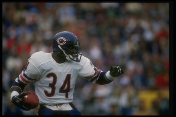 27 Dec 1987: Running back Walter Payton of the Chicago Bears moves the ball during a game against the Los Angeles Raiders at the Coliseum in Los Angeles, California. The Bears won the game, 6-3.