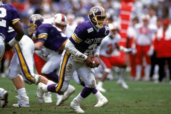 JANUARY 1:  Quarterback Jeff Blake #2 of East Carolina looks for an open man during the Peach Bowl game against North Carolina State on January 1, 1992. East Carolina won 37-34.  (Photo by Getty Images)