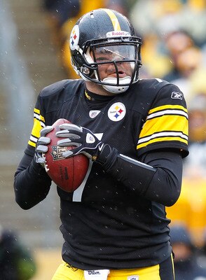 PITTSBURGH - DECEMBER 12:  Ben Roethlisberger #7 of the Pittsburgh Steelers drops back to pass against the Cincinnati Bengals during the game on December 12, 2010 at Heinz Field in Pittsburgh, Pennsylvania.  (Photo by Jared Wickerham/Getty Images)