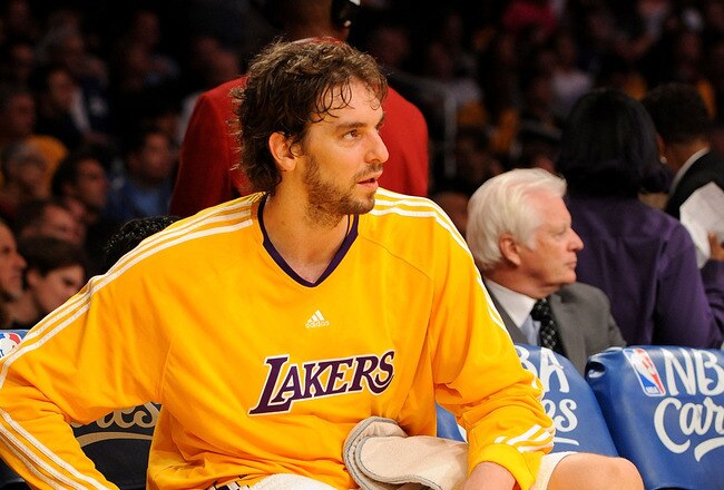 LOS ANGELES, CA - NOVEMBER 19:  Pau Gasol #16 of the Los Angeles Lakers rests on the bench during a timeout in the game against the Chicago Bulls on November 19, 2009 at Staples Center in Los Angeles, California. NOTE TO USER: User expressly acknowledges