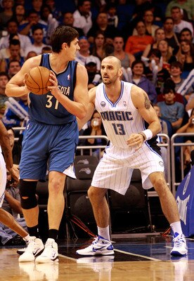 Marcin Gortat defending against Darko Milicic
