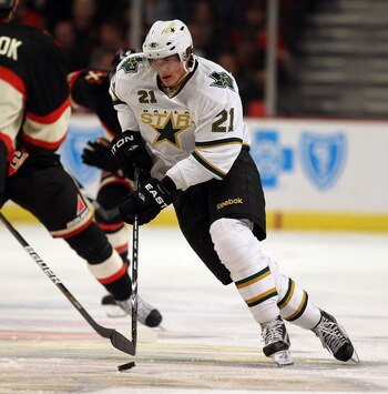 CHICAGO, IL - DECEMBER 08: Loui Eriksson #21 of the Dallas Stars skates up the ice against the Chicago Blackhawks at the United Center on December 8, 2010 in Chicago, Illinois. (Photo by Jonathan Daniel/Getty Images)