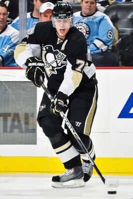 PITTSBURGH, PA - DECEMBER 20:  Evgeni Malkin #71 of the Pittsburgh Penguins skates with the puck against the Phoenix Coyotes on December 20, 2010 at CONSOL Energy Center in Pittsburgh, Pennsylvania.  (Photo by Jamie Sabau/Getty Images)