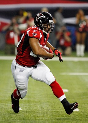 ATLANTA, GA - DECEMBER 27:  Michael Turner #33 of the Atlanta Falcons rushes upfield during the first half of the game against the New Orleans Saints at the Georgia Dome on December 27, 2010 in Atlanta, Georgia.  (Photo by Scott Halleran/Getty Images)