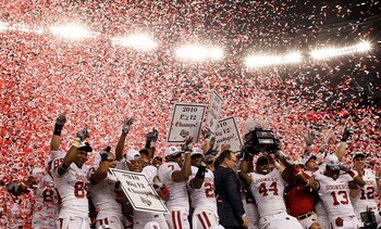 ARLINGTON, TX - DECEMBER 04:  The Oklahoma Sooners celebrate a 23-20 win against the Nebraska Cornhuskers during the Big 12 Championship at Cowboys Stadium on December 4, 2010 in Arlington, Texas.  (Photo by Ronald Martinez/Getty Images)