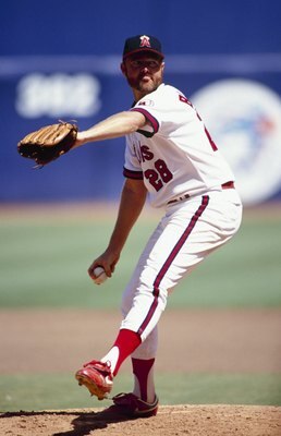 ANAHEIM, CA - SEPTEMBER 6:  Bert Blyleven #28 of the California Angels pitches during the game against the Baltimore Orioles at Anaheim Stadium on September 6, 1992 in Anaheim, California. (Photo by Ken Levine/Getty Images)