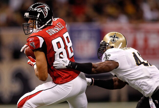 NEW ORLEANS - SEPTEMBER 26:  Tony Gonzalez #88 of the Atlanta Falcons is tackled as he makes a catch by Roman Harper #41 of the New Orleans Saints at the Louisiana Superdome on September 26, 2010 in New Orleans, Louisiana.  (Photo by Chris Graythen/Getty