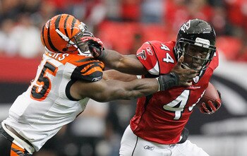 ATLANTA - OCTOBER 24:  Jason Snelling #44 of the Atlanta Falcons stiff arms Keith Rivers #55 of the Cincinnati Bengals at Georgia Dome on October 24, 2010 in Atlanta, Georgia.  (Photo by Kevin C. Cox/Getty Images)