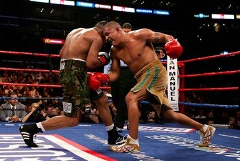 LOS ANGELES, CA - NOVEMBER 23:  Fernando Vargas and Ricardo Mayorga exchange punches during their Super Middleweight fight at Staples Center on November 23, 2007 in Los Angeles, California.  (Photo by Robert Laberge/Getty Images)