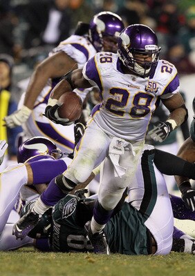 PHILADELPHIA, PA - DECEMBER 28:  Adrian Peterson #28 of the Minnesota Vikings runs against the Philadelphia Eagles at Lincoln Financial Field on December 26, 2010 in Philadelphia, Pennsylvania.  (Photo by Jim McIsaac/Getty Images)