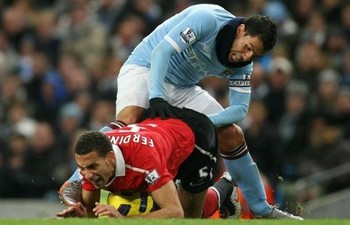 tevez-elbow-deep-in-ferdinand-595x385_display_image.jpg