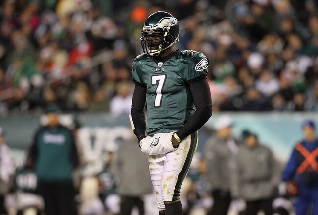 PHILADELPHIA, PA - DECEMBER 02:  Quarterback Michael Vick #7 of the Philadelphia Eagles looks on against the Houston Texans at Lincoln Financial Field on December 2, 2010 in Philadelphia, Pennsylvania.  (Photo by Jim McIsaac/Getty Images)