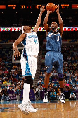 NEW ORLEANS - MARCH 31:  Quinton Ross #3 of the Washington Wizards shoots the ball over James Posey #41 of the New Orleans Hornets at New Orleans Arena on March 31, 2010 in New Orleans, Louisiana.  NOTE TO USER: User expressly acknowledges and agrees that