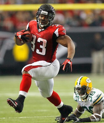 ATLANTA - NOVEMBER 28:  Michael Turner #33 of the Atlanta Falcons rushes rushes upfield away from Nick Collins #36 of the Green Bay Packers at Georgia Dome on November 28, 2010 in Atlanta, Georgia.  (Photo by Kevin C. Cox/Getty Images)