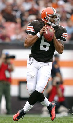 CLEVELAND - SEPTEMBER 19:  Quarterback Seneca Wallace #6 of the Cleveland Browns looks for a receiver against the Kansas City Chiefs at Cleveland Browns Stadium on September 19, 2010 in Cleveland, Ohio.  (Photo by Matt Sullivan/Getty Images)