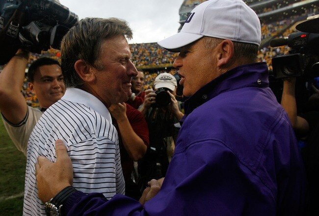 BATON ROUGE, LA - SEPTEMBER 22:  Head coach Les Miles (R) of the Louisiana State University Tigers shakes hands with Steve Spurrier of the South Carolina Gamecocks after the Tigers defeated the Gamecocks 28-16 at Tiger Stadium September 22, 2007 in Baton 