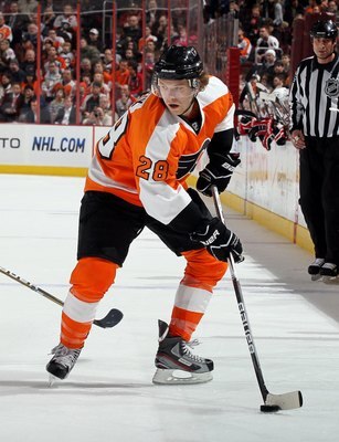 PHILADELPHIA, PA - JANUARY 20:  Claude Giroux #28 of the Philadelphia Flyers skates against the Ottawa Senators on January 20, 2011 at Wells Fargo Center in Philadelphia, Pennsylvania.  (Photo by Jim McIsaac/Getty Images)
