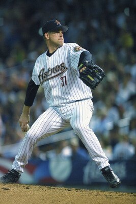 HOUSTON - OCTOBER 2:  Pitcher Shane Reynolds #37 of the Houston Astros throws against the San Francisco Giants during the game on October 2, 2001 at Enron Field in Houston, Texas.  The Giants defeated the Astros 4-1.  (Photo by Jeff Gross/Getty Images)