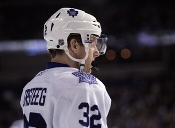 TAMPA, FL - JANUARY 25: Kris Versteeg #32 of the Toronto Maple Leafs skates against the Tampa Bay Lightning at St. Pete Times Forum on January 25, 2011 in Tampa, Florida. The Lightning defeated the Leafs 2-0. (Photo by Justin K. Aller/Getty Images)