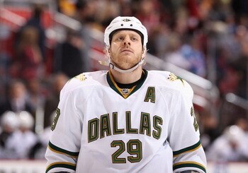 GLENDALE, AZ - DECEMBER 11:  Steve Ott #29 of the Dallas Stars awaits a face off during the NHL game against the Phoenix Coyotes at Jobing.com Arena on December 11, 2010 in Glendale, Arizona.  (Photo by Christian Petersen/Getty Images)