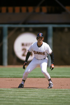 SAN FRANCISCO - 1989:  Will Clark #22 of the San Francisco Giants leads off base during a 1989 season game at Candlestick Park in San Francisco, California. (Photo by Otto Greule Jr/Getty Images)