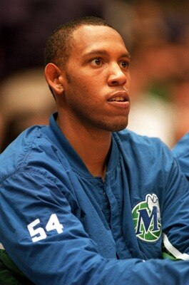 19 MAR 1994:  DALLAS FORWARD POPEYE JONES DURING THE MAVERICKS GAME VERSUS THE LOS ANGELES LAKERS AT THE GREAT WESTERN FORUM IN INGLEWOOD, CALIFORNIA. Mandatory Credit: J.D. Cuban/ALLSPORT