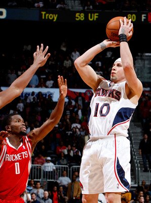ATLANTA - NOVEMBER 20:  Mike Bibby #10 of the Atlanta Hawks shoots over Aaron Brooks #0 of the Houston Rockets in the final seconds of the game at Philips Arena on November 20, 2009 in Atlanta, Georgia.  NOTE TO USER: User expressly acknowledges and agree