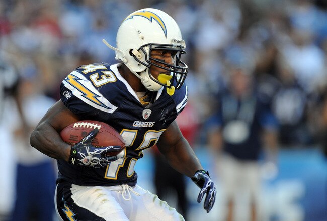 SAN DIEGO, CA - DECEMBER 12:  Darren Sproles #43 of the San Diego Chargers carries the ball against the Kansas City Chiefs at Qualcomm Stadium on December 12, 2010 in San Diego, California.  (Photo by Harry How/Getty Images)